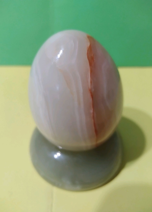 Яйце декоративне на підставці з оніксу, висота 7см, об'єм - 16см.