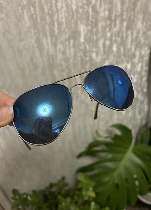 Синие солнцезащитные зеркальные очки авиаторы в золотистой мет...