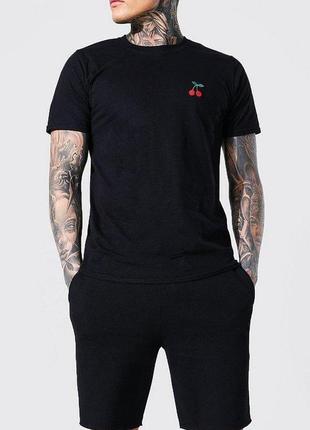 Чоловіча чорна футболка з вишивкою у вигляді вишні