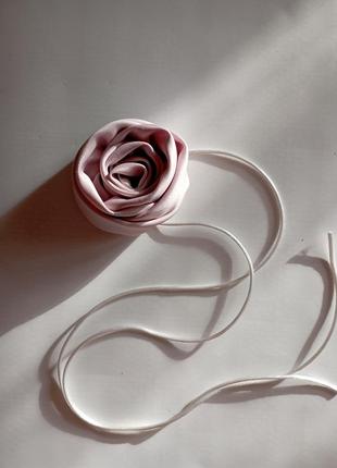 Цветок роза из ткани пудровая чокер