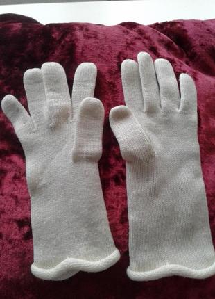 Белые вязаные перчатки новые нюанс
