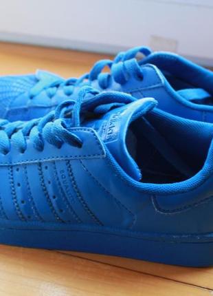 Яркие синие кроссовки унисекс adidas superstar pharell williams