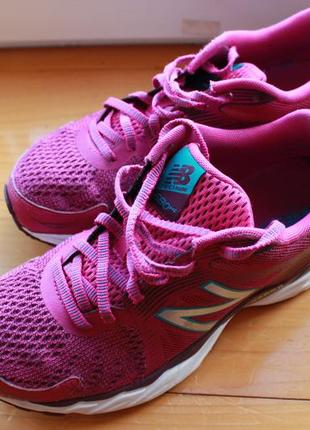 Яскраві бігові жіночі кросівки new balance