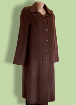 Красивое, комфортное пальто в коричневом цвете.
