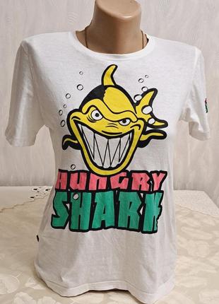 Прикольная футболка акула