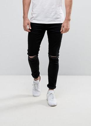 Черные рваные джинсы