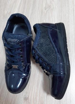 Туфлі лакові на шнурках темно сині