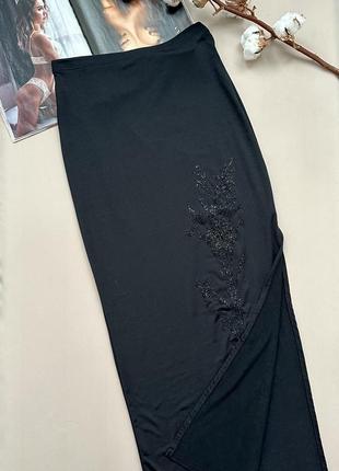 Черная юбка макси с высоким разрезом