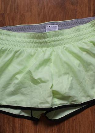 Яркие салатовые женские беговые шорты для тренеровок nike