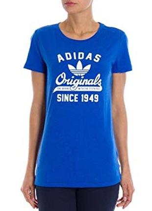 Красивая летняя яркая футболка с надписьями adidas univ tee