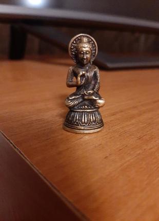 Статуэтка будда в медитации