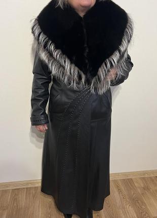 Натуральное кожаное пальто с меховым воротником
