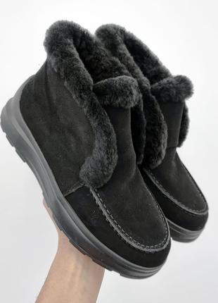 Зимние замшевые женские ботинки лоферы с меховой опушкой черные