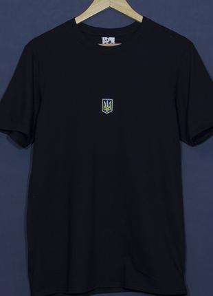 Футболка с гербом Украина черного цвета