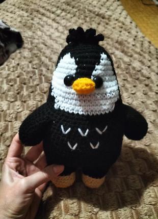 Вязаная игрушка пингвиненок