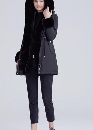 Зимняя женская черная куртка парка на меху с капюшоном