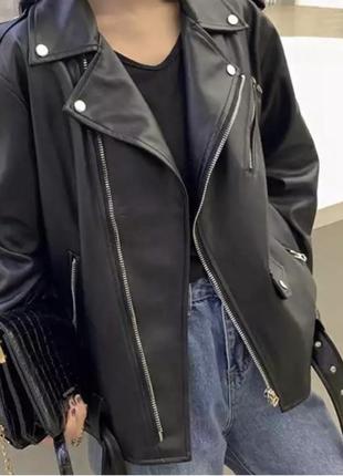 Женская черная оверсайз куртка косуха с поясом
