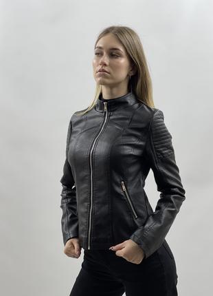 Жіноча модна чорна шкіряна куртка екошкіра