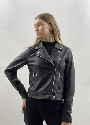 Женская кожаная куртка косуха черная кожзам