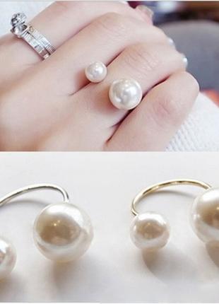 Женское кольцо с жемчужинками в золоте и серебре