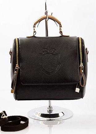 Красивая и вместительная женская сумочка черного цвета