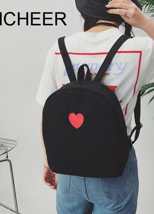 Женский рюкзак черного цвета с сердечком