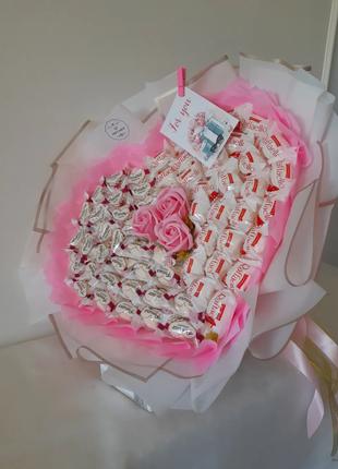 Букетна композиція з цукерок та мильних троянд