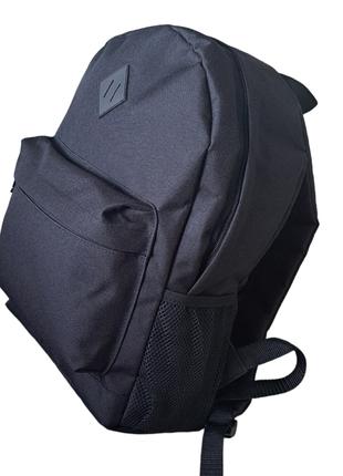 Черный рюкзак в молодежном стиле среднего размера 40х30х15см