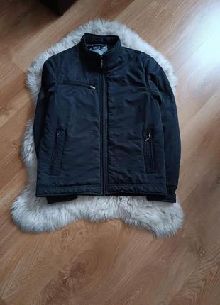 Практичная легкая и тёплая курточка nike. размер м.