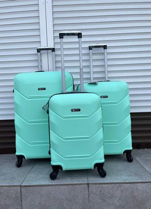 Комплект дорожных пластиковых чемоданов из 3х шт на 4х колесах