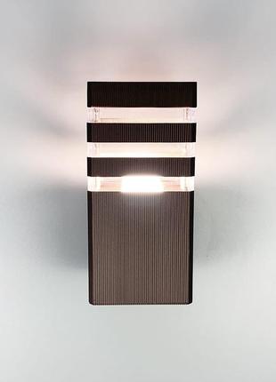 Вуличний настінний світильник в коричневому кольорі