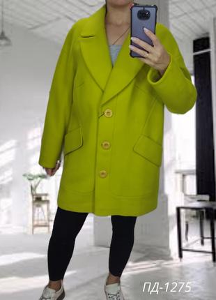 Стильное женское батальное пальто салатового цвета / размер 52...