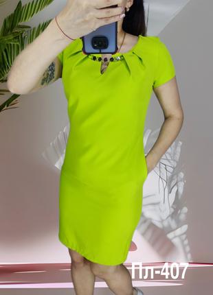 Платье яблочного цвета полуприталеного силуэтта размер 38 (44-46)
