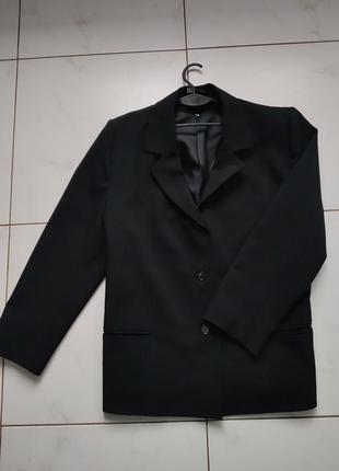 Черный пиджак с подплечниками из мужского плеча