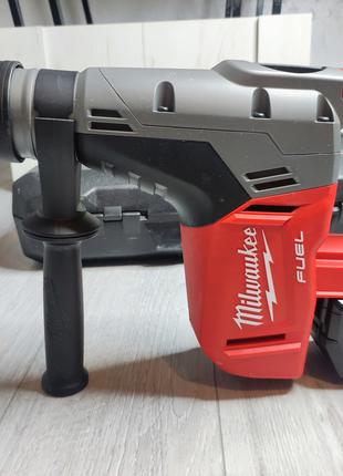 Аккумуляторный перфоратор Milwaukee M18 CHM-121C sds-max 18v