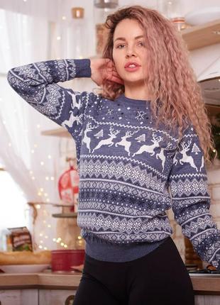 Женский новогодний свитер с оленями голубой