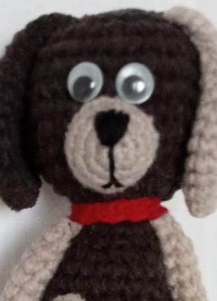 Вязанная мягкая игрушка Пёс в свитере (высота 17 см, пряжа: ак...