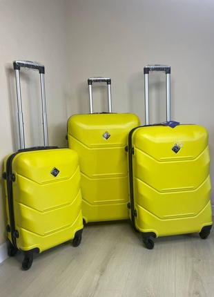 Чемодан пластиковый на 4-х колесах, Желтый и Березовый