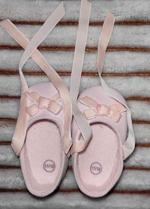 Нежные розовые туфельки для младенцев
