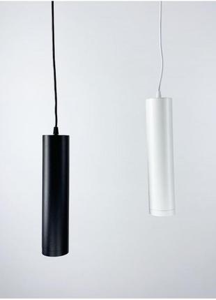 Подвесной светильник в белом корпусе.