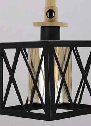 Подвесной светильник с элементами дерева и металла.