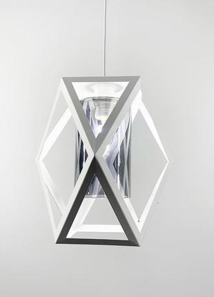 Светильник в геометрическом белом металлическом корпусе.