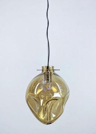 Подвесной светильник с уникальным цветовым плафоном.