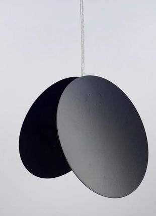 Подвесной светильник с минималистичным дизайном.