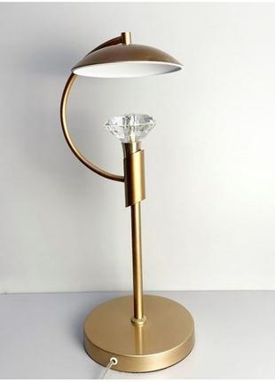 Настольная декоративная лампа с хрустальной лампочкой.