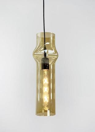 Подвесной светильник со стеклянным плафоном.