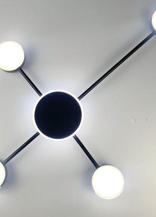Потолочный светильник-спутник черного цвета.
