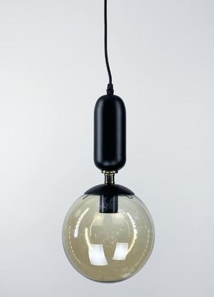 Подвесной светильник в черном корпусе с объемным плафоном.