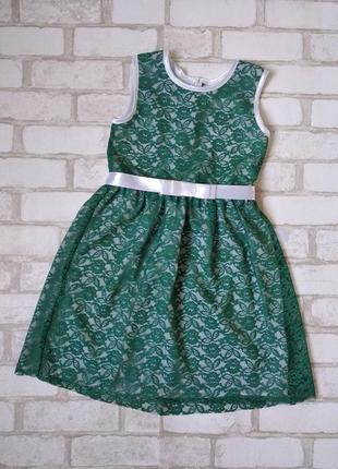 Нарядное зеленое платье на девочку с гипюром