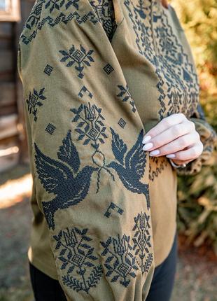 Льняная женская вышиванка хаки, блуза с современной вышивкой